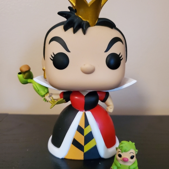 [SOLD] Funko Pop Queen of Hearts - Picture 1 of 2